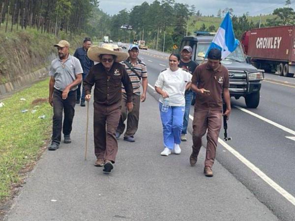 El padre Leopoldo Serrano, pese a su cansancio, parece no ceder en su objetivo de caminar hasta Casa Presidencial y reunirse con Xiomara Castro.