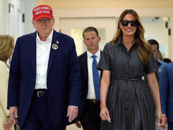 Los atuendos de Melania y Donald Trump no pasaron desapercibidos mientras se dirigían a emitir su voto en el Centro de Recreación Mandel en West Palm Beach, Florida, Estados Unidos, en el día de las elecciones.