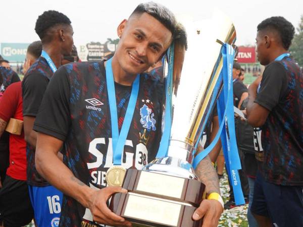 El jugador hondureño posando junto a la copa 38 del Olimpia.