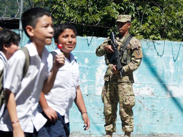 El presidente de El Salvador, Nayib Bukele, anunció a través de su cuenta de X que se iban a intensificar las medidas de seguridad. Un grupo de 2,500 elementos policiales se han desplegado en una populosa colonia.