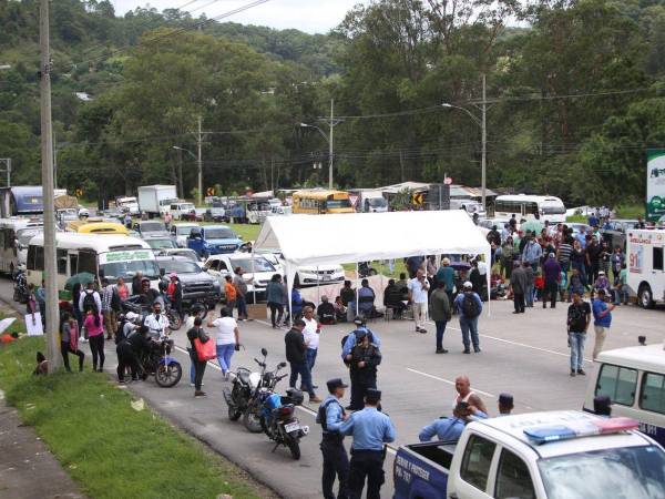 Una protesta que comenzó a tempranas horas de este miércoles generó un caos vehicular en la salida al norte de al capital. Estas son las imágenes del plantón de pacientes renales.