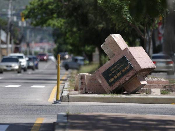 El busto de Manuel José Arce fue rescatado y entregado al IHAH para su restauración tras ser hallado en el bulevar Los Próceres, aparentemente derribado por un accidente.