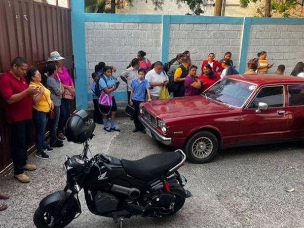 Los protestantes mantuvieron cerradas las instalaciones a la espera de que llegara la ministra del Senaf, Lizeth Coello.