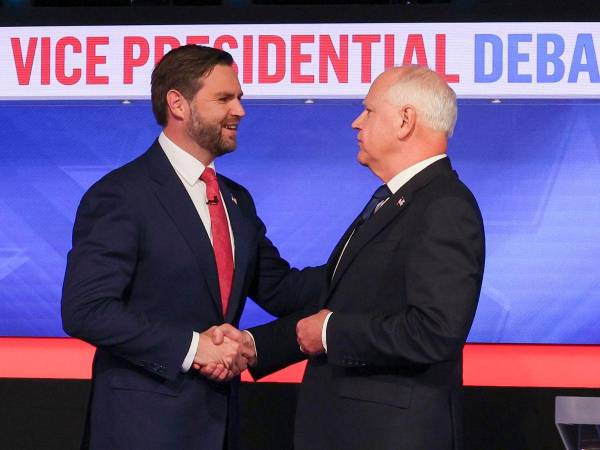 El candidato a vicepresidente republicano JD Vance y el gobernador de Minnesota y candidato a vicepresidente demócrata Tim Walz durante el debate vicepresidencial en el Centro de Transmisiones de CBS en Nueva York.