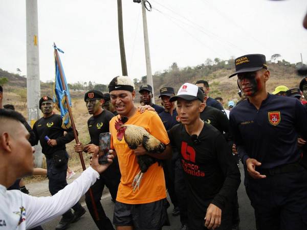 Este día, en la recta final del reto por la educación, el gallo volvió a figurar y fue captado en medio de la multitud mientras iba en brazos del tiktoker Supremo.