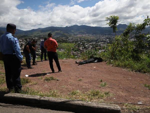 Agentes policiales llegaron al sector donde fue encontrado el cuerpo del fallecido para iniciar las investigaciones correspondientes.