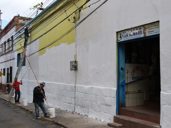 En el mercado San Miguel se realiza el pintado del exterior y se harán murales.