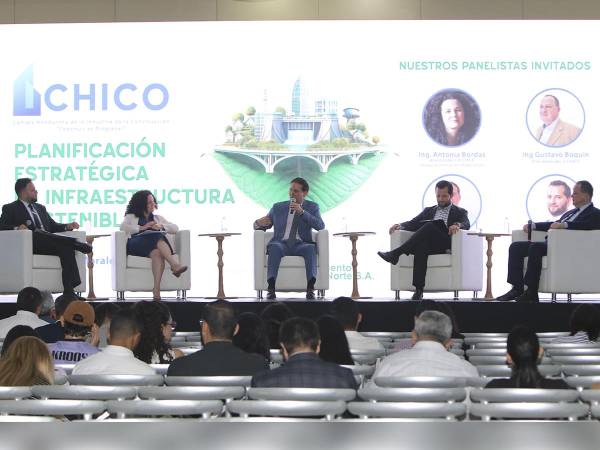 <i>Participación activa de los asistentes durante las ponencias del Foro Nacional de Infraestructura Sostenible, un espacio que abordó los retos y oportunidades en la planificación de infraestructuras resilientes y sostenibles.</i>