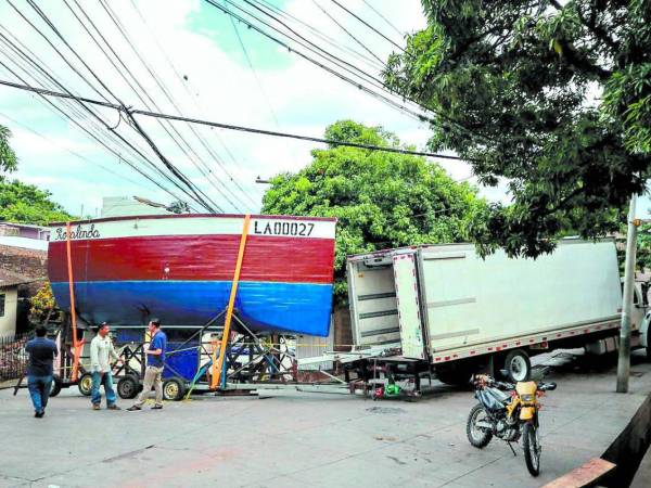 El velero quedó cruzado en la calle principal de El Reparto.