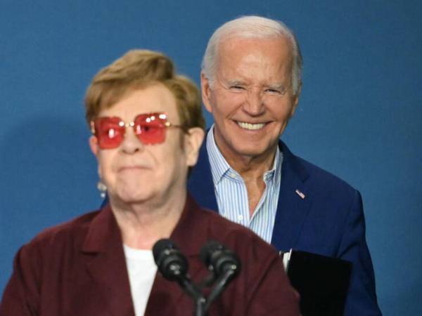 Joe Biden junto a Elton John.