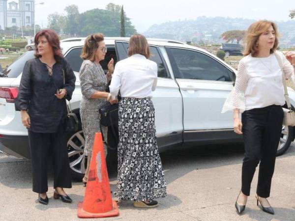 Amigos cercanos y personalidades del sector empresarial se hicieron presentes en la funeraria donde se lleva a cabo el velatorio.