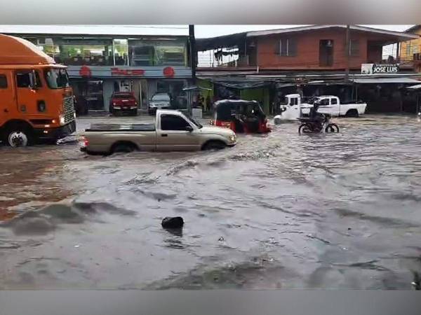 Transeúntes resultaron afectados por la inundación del bulevar internacional de la ciudad de la Entrada, municipio de Nueva Arcadia, en el departamento de Copán.