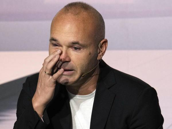 Andrés Iniesta se mostró emocionado en su despedida del fútbol.