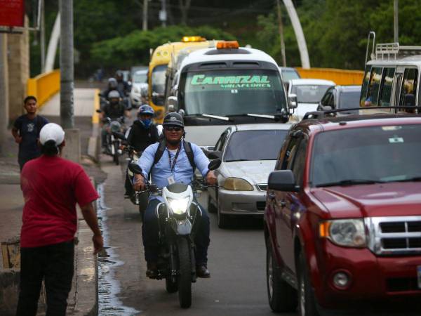 Rebasar por la derecha es una de las principales causa de accidente de los motociclistas en Honduras.