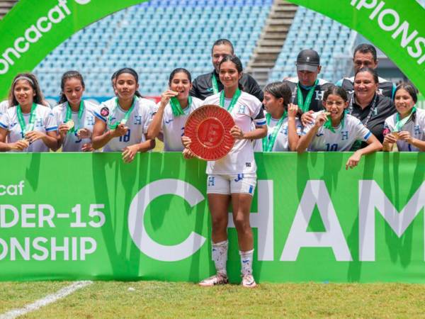 Presidenta Xiomara Castro prometió regalar casa a cada seleccionada Sub-15 de Honduras