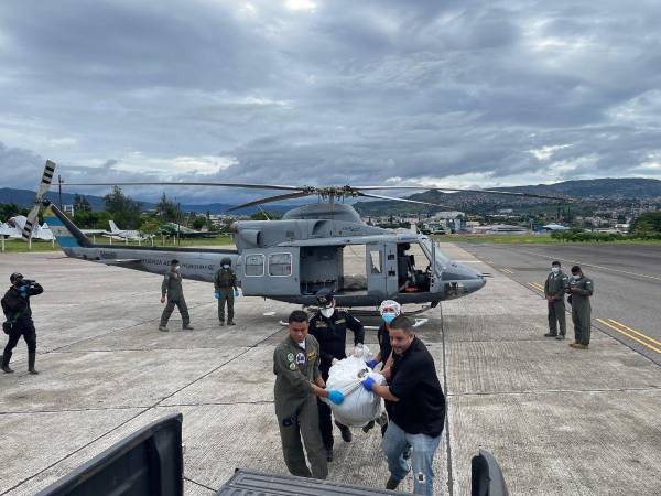 Así fue el momento en que los dos primeros cuerpos llegaron a la base aérea Hernán Acosta Mejía para luego ser llevados a la morgue de la capital.