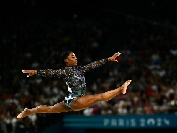 Tras su potente arranque en los Juegos Olímpicos de París 2024, Simone Biles buscará liderar al equipo estadounidense de gimnasia en su lucha por reconquistar el oro que perdieron en Tokio, cuando sufrió un bloqueo mental, mientras el Brasil de Rebeca Andrade batallará por una medalla inédita.