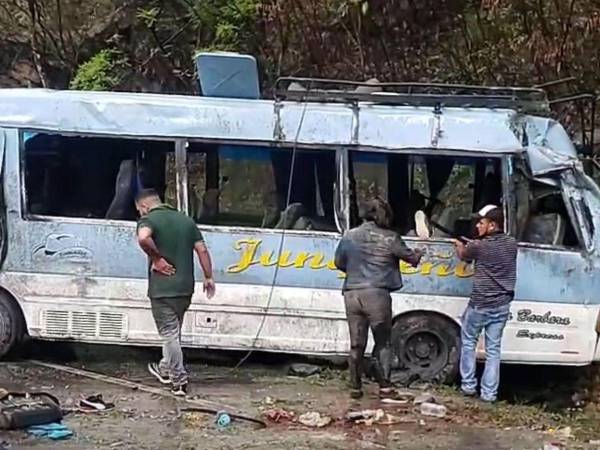 Personas se bajaron de sus vehículos para poder sacar a los heridos de la unidad de transporte.