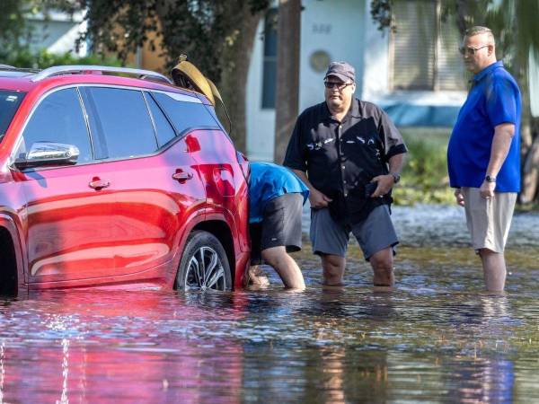 El huracán Milton se ha cobrado al menos la vida de una docena de personas y dejado una senda de destrucción a su paso por Florida. Aquí algunas imágenes.