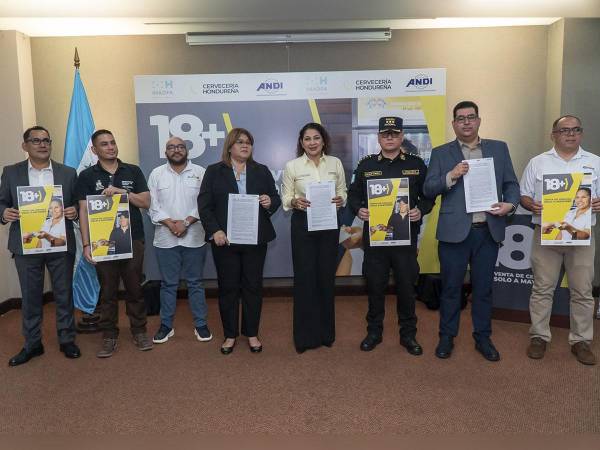 <i>Representantes de Cervecería Hondureña, IHADFA, ANDI, Policía Nacional y comerciantes unen esfuerzos en la campaña “18+” para fortalecer la venta responsable.</i>