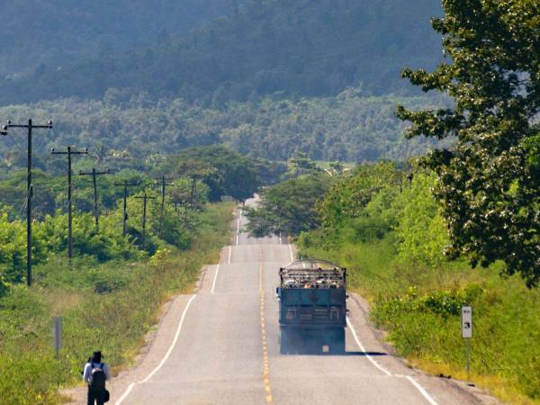 La presidenta de Honduras, Xiomara Castro, inauguró un tramo de 18.3 kilómetros de carretera entre Limones y Puente Quebrada Ulúa, en el municipio de Salamá, Olancho.