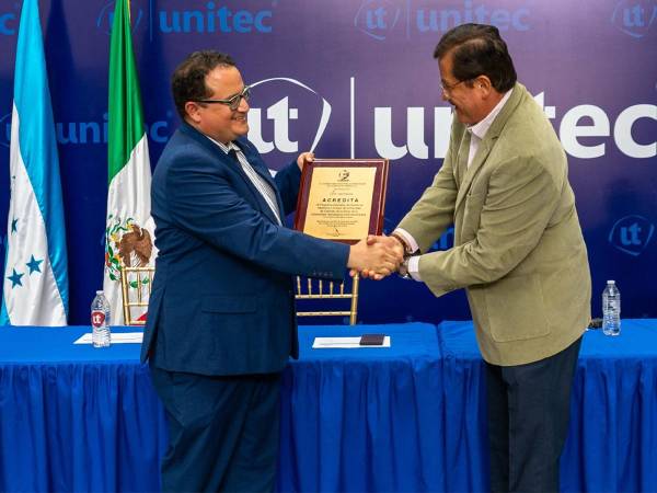 <i>El doctor Juan Hernández, secretario Técnico y Operativo del COMAEM, entregó la placa de acreditación al ingeniero Javier Salgado, Vicerrector Académico de UNITEC.</i>