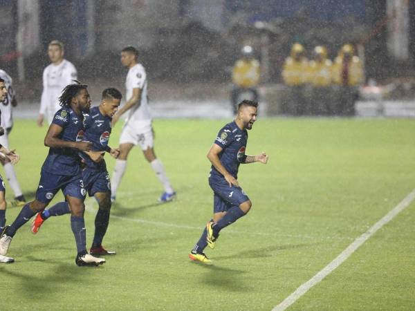 Los jugadores celebraron bajo la lluvia que cae sobre el Chelato Uclés.