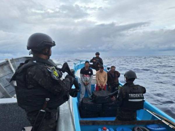 Los tres ecuatorianos cuando fueron capturados a bordo de la embarcación.