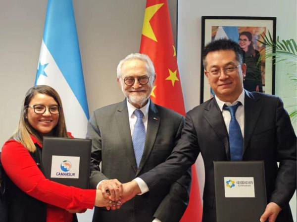 La firma de los contratos se dio en la Embajada de Honduras en China, ubicada en la ciudad de Beijing.