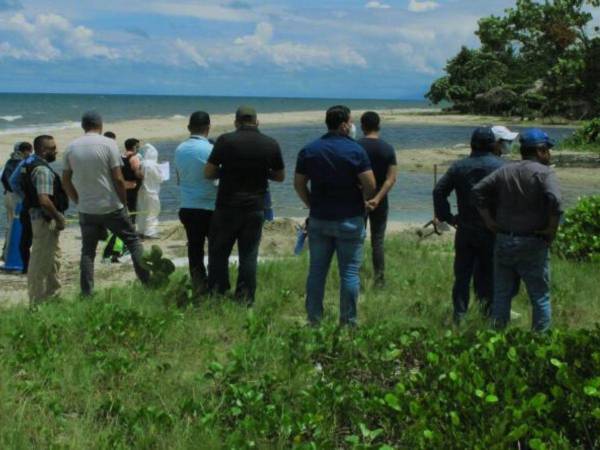 El cuerpo del joven Anders Xavier Arriola fue encontrado el domingo anterior a la orilla de una playa de La Ceiba. Al lugar llegaron varias familiares.