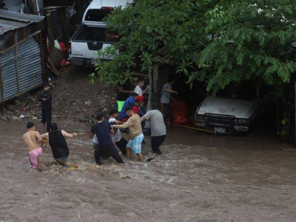 Viviendas inundadas y familias abandonando lo que tanto les costó formar durante varios años dejó anoche el desbordamiento del río San José a su paso por la colonia La Vega de Tegucigalpa, capital del país.