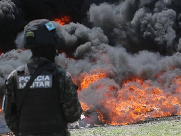 Unos 3,993 kg de cocaína fue incinerada en las últimas horas por orden de un juez en las instalaciones de la Policía Militar del Orden Público, en los alrededores de la capital hondureña, Tegucigalpa.