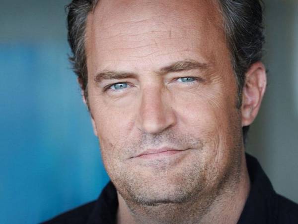 La muerte del actor Matthew Perry sigue causando conmoción. Documentos presentados por las autoridades detallaron que el famoso actor de “Friends” había desarrollado una adicción a la ketamina, medicamento que utilizó para tratar su depresión y ansiedad. Sin embargo, el abuso del medicamento fue lo que le puso fin a su vida de forma inesperada el pasado 29 de octubre de 2023, según los nuevos detalles que se han revelado del caso que ya deja cinco personas detenidas.