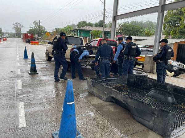 Los agentes policiales realizaron una minuciosa inspección en el vehículo pick up y en un compartimiento falso encontraron los 40 paquetes rectangulares de cocaína.