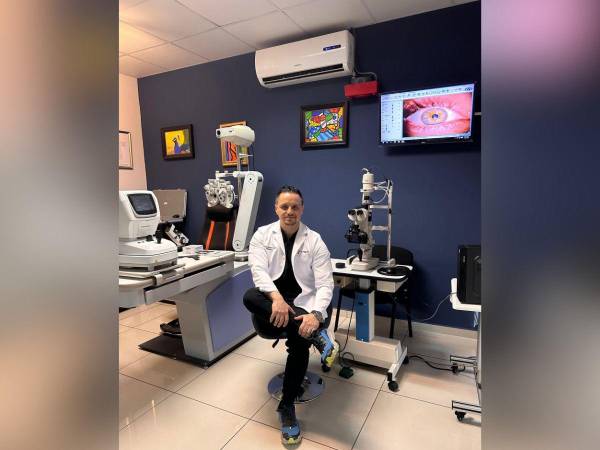 El doctor especialista en oftalmología desempeña su profesión en el Hospital de Valle, en la ciudad de San Pedro Sula, ciudad en la que se radicó desde hace 11 años.