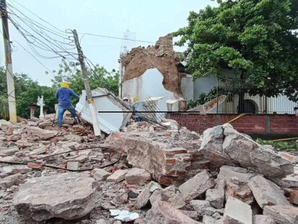 El campanario de la histórica iglesia La Merced en Choluteca colapsó debido a las intensas lluvias que afectan la región sur de Honduras, el icónico lugar amaneció en el suelo.