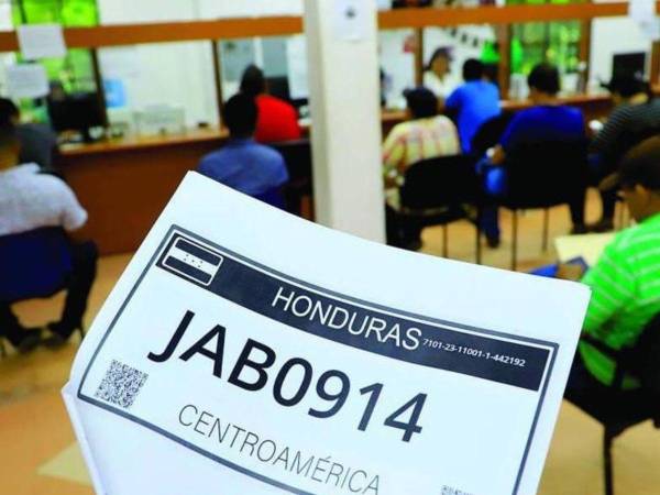 El Instituto de la Propiedad sigue otorgando placas de papel debido a la falta de placas metálicas.