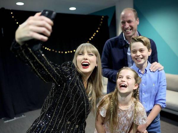 La familia real se tomó una selfie junto a Taylor Swift.