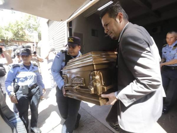 Los cuerpos sin vida del agente Melvin Eduardo Cruz Ordóñez y Goldye Azzaria Burke Arévalo, víctimas del accidente en la zona sur de Honduras, fueron resguardados y despedidos por sus compañeros y familiares en medio de un profundo dolor y tristeza.