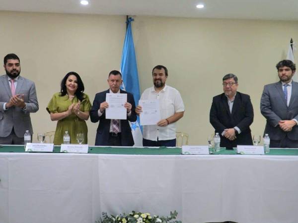 Representantes del IAIP y RNP estuvieron en el evento donde se firmó el convenio de cooperación entre ambas instituciones.