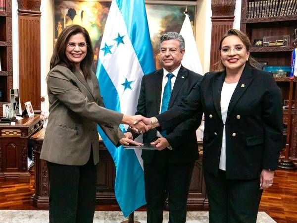 Rixi Moncada asumió como nueva ministra de Defensa de Honduras tras la renuncia de José Manuel Zelaya, quien dejó el cargo debido a investigaciones relacionadas con su padre, Carlos Zelaya.