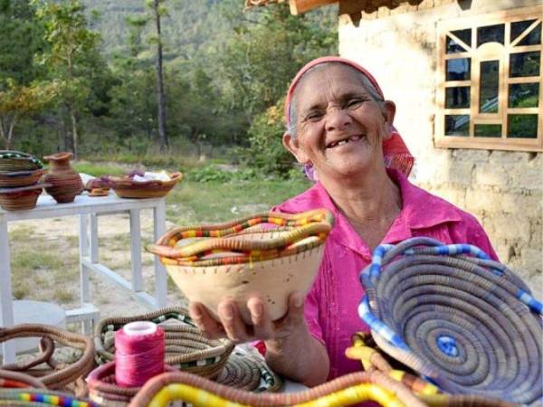 Mujer indígena de Honduras, muestra sus artesanías.