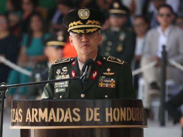 El general Roosevelt Hernández, jefe de las Fuerzas Armadas de Honduras, ha sido criticado por sus recientes intervenciones en público, abogando por temas políticos.