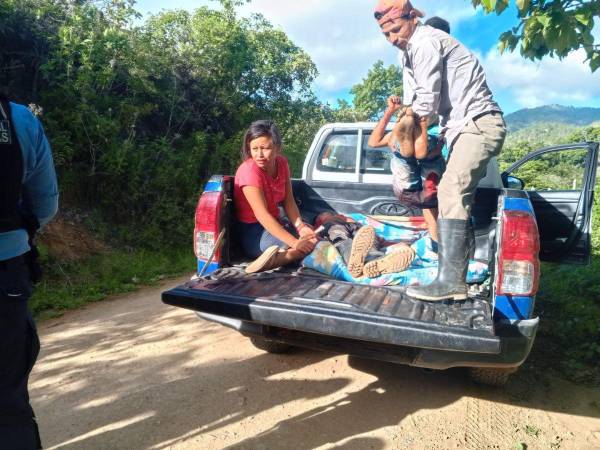 Elementos de la Policía Nacional llegaron hasta la zona donde se encargaron de trasladar a los heridos hasta el Hospital San Francisco de Juticalpa.