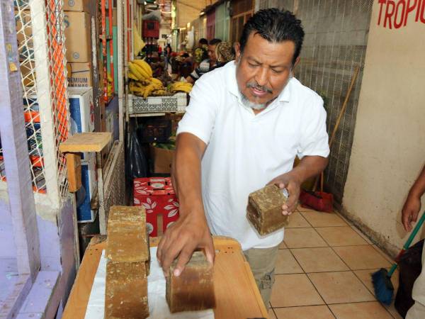 Don Dionisio tiene que vender a 60 lempiras la rapadura de dulce, cuando en septiembre sólo costaba L40 en el mercado Jacaleapa.