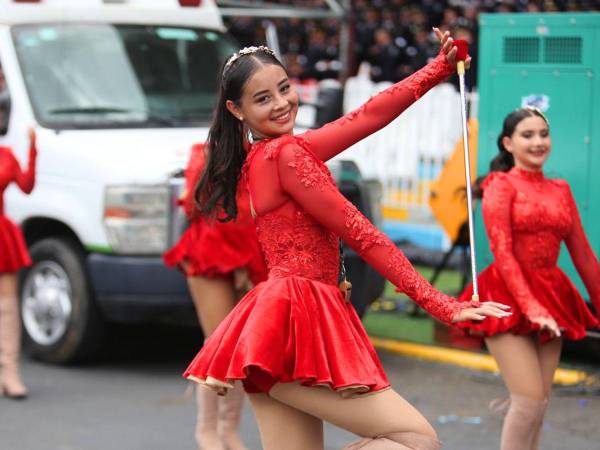 Representando al Instituto Liceo Heiner Reyes, la capitana del cuadro de palillonas, Alessa Villatoro, engalanó con su presencia la entrada el Estadio Nacional “Chelato Ucles”. Luciendo un bello atuendo completamente rojo. La estudiante destacó con su presentación en los desfiles patrios 2024.