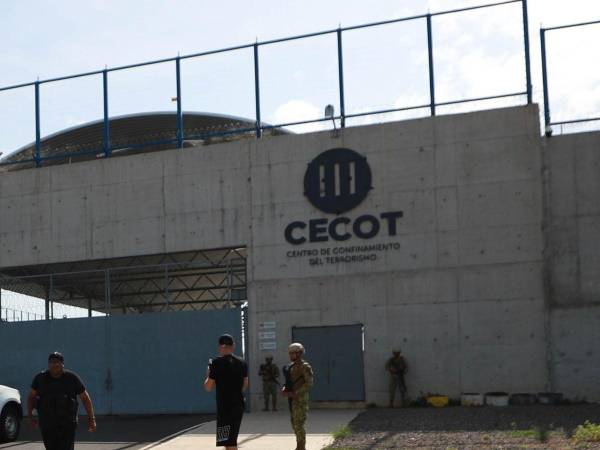 Ubicada en el municipio de Tecoluca en el departamento de San Vicente, se encuentra una de las cárceles más grande del mundo: Cecot. Construida en menos de siete meses, en 2022, por Nayib Bukele, presidente de El Salvador. Estos son algunos de los datos más relevantes que debes de saber de esta megacárcel.