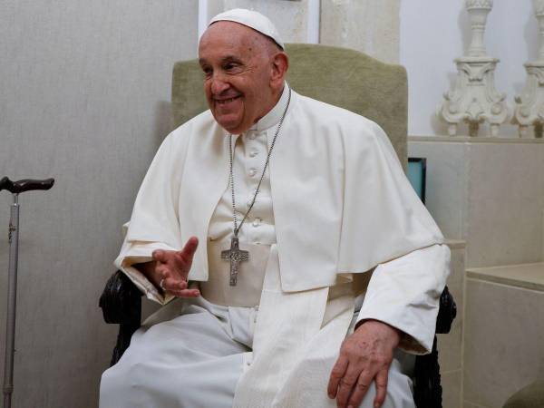 El papa Francisco llegó desde el Vaticano en helicóptero.