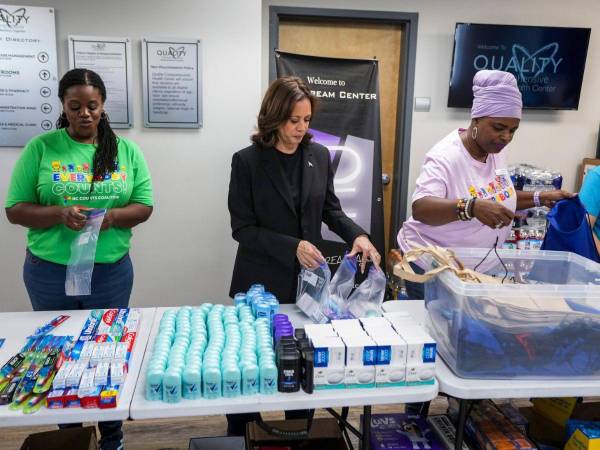 Kamala Harris compartió esta imagen en su cuenta de X, donde se le ve ayudando a voluntarios a repartir comida, insumos de higiene personal y otros objetos de primera necesidad.