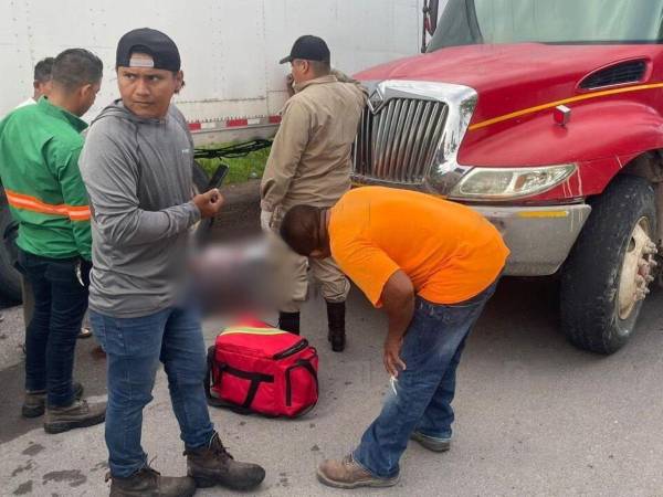 El cuerpo del hondureño quedó bajo el camión tras ser embestido en su motocicleta.